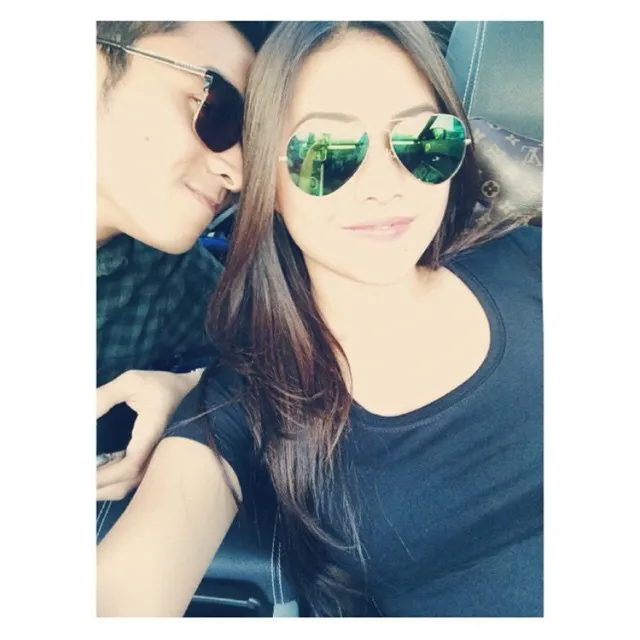 Tommy terlihat manja di pundak Aurel. / Aurel Official Instagram