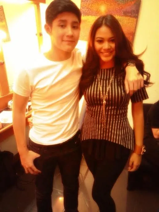 Cantik dan makin langsing dalam balutan atasan bermotif stripes @ dok. Pribadi