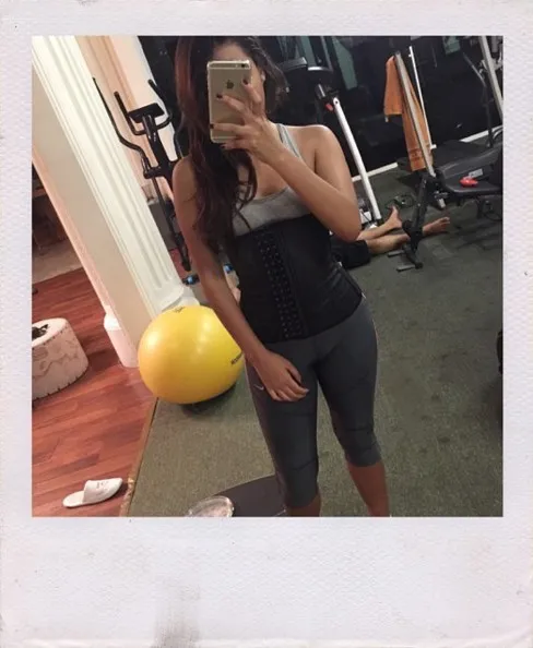 Aurel pakai waist trainer ala keluarga Kardashian © instagram.com/aurelie.hermansyah