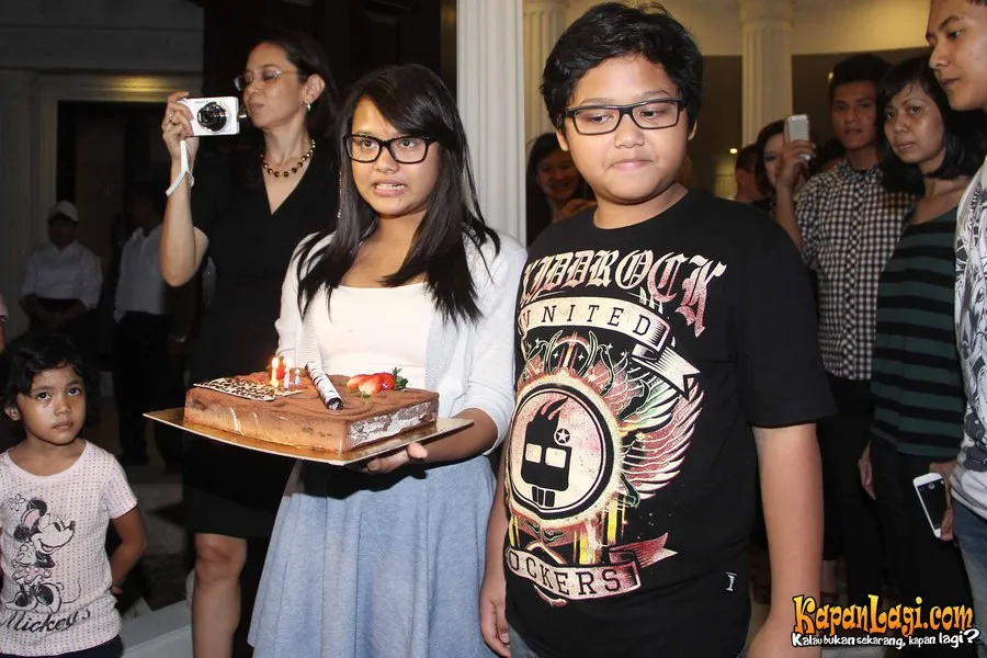 Krisdayanti mengaku tetap memperhatikan perkembangan Aurel dan Azriel.