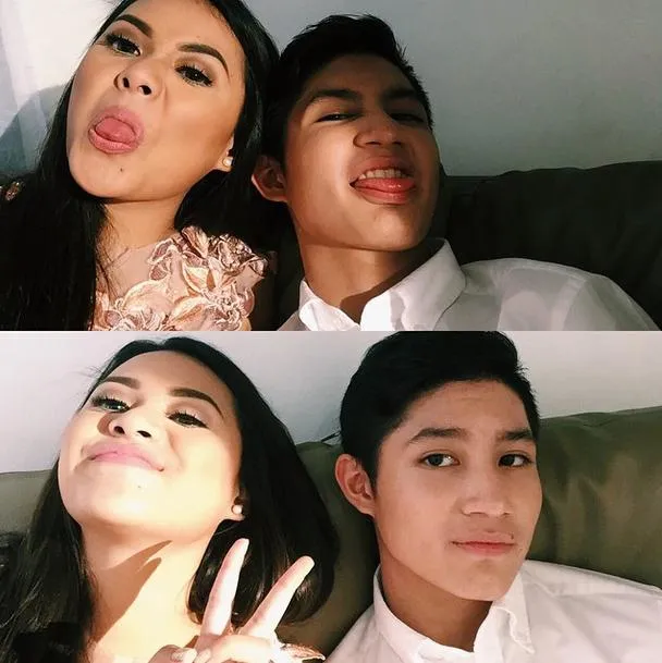 Selfie mesra Aurel dan Rassya @ instagram.com/teukurassya
