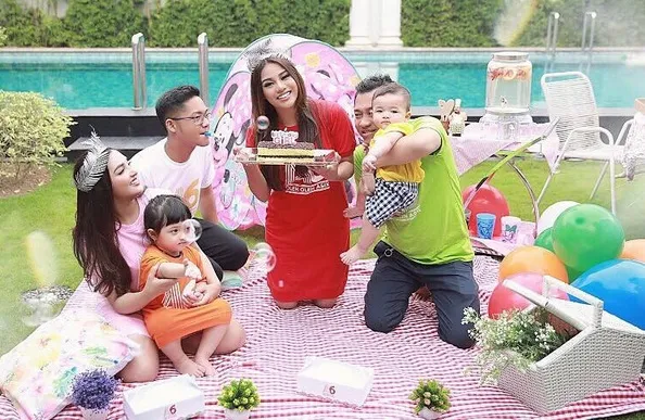 Berbagai momen manis dengan keluarga, sering Aurel unggah pada akun sosial media miliknya. /©instagram.com/aurelie.hermansyah