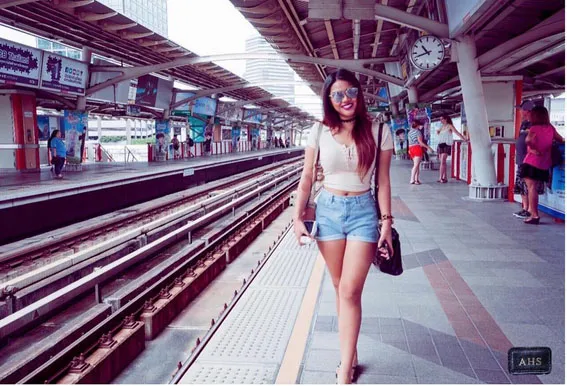 Aurel terlihat seksi dengan hotpants dan baju ketatnya © Instagram.com/aurelie.hermansyah