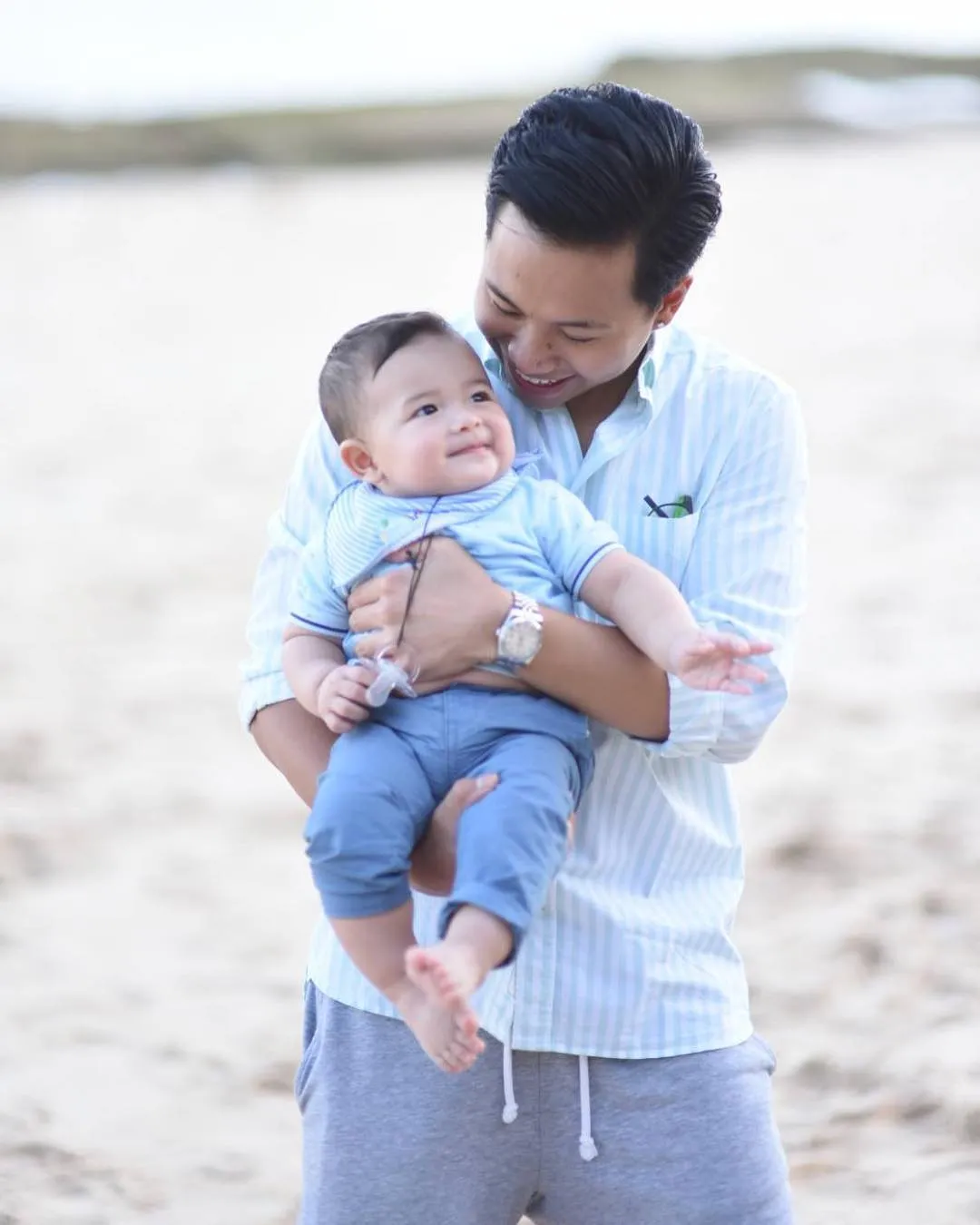 Aurel pamer potret Rabbani yang tengah menggendong Baby Arsya. Credit: via instagram.com/aurelie.hermansyah