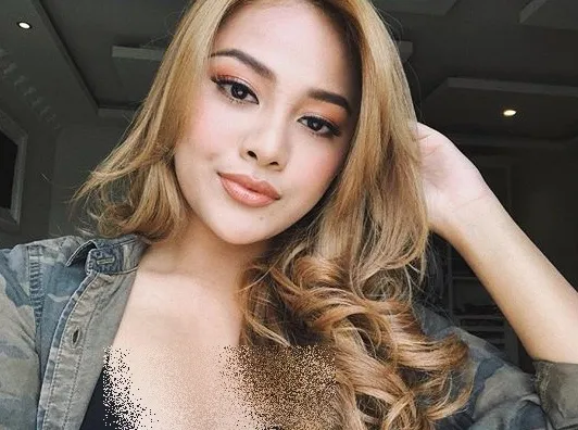 Beberapa waktu yang lalu, Aurel Hermansyah mengecat rambutnya dengan warna golden blonde. Credit: via instagram.com/aurelie.hermansyah