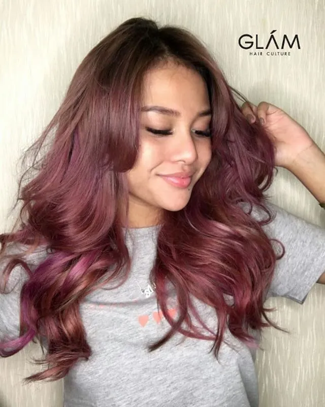 Aurel memilih hot pink champagne sebagai warna baru rambutnya. Credit: via instagram.com/glamhairculture.sby