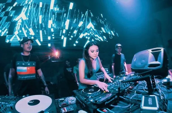 Gaya kece Aurel Hermansyah saat nge-DJ. Stunning! /©instagram.com/aurelie.hermansyah