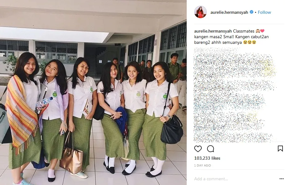 (Dua dari kanan) Potret cantik Aurel di masa SMA dengan rambut pendek. Credit: via instagram.com/aurelie.hermansyah