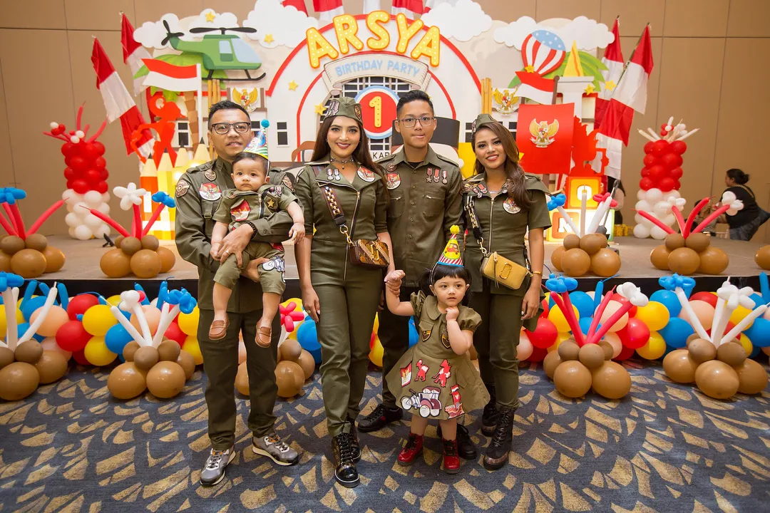 Gaya kompak Aurel Hermansyah bersama keluarganya. Credit: via instagram.com/aurelie.hermansyah