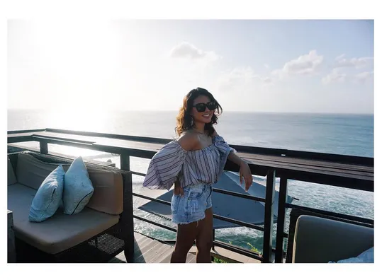 Aurel asyik nikmati pantai di Bali © Instagram.com/aurelie.hermansyah