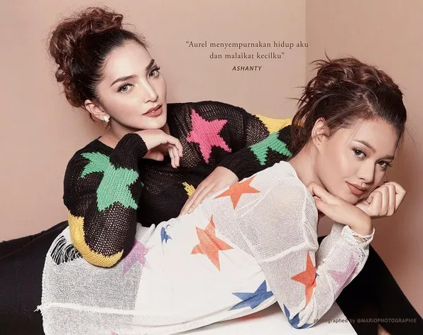 Ashanty dan Aurel Hermansyah berpose di hadapan kamera dengan penampilan playful dan kasual. /©instagram.com/aurelie.hermansyah