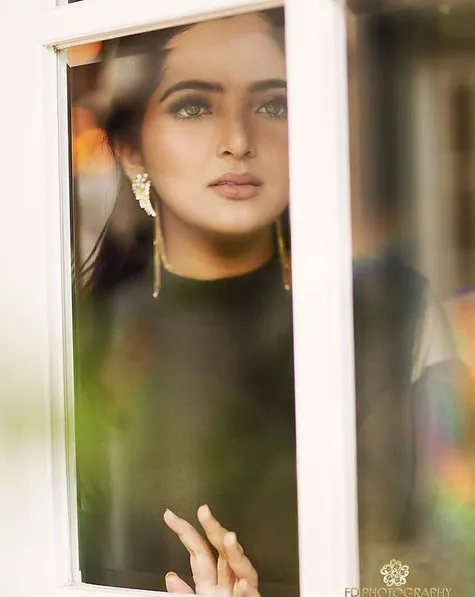 Bagai model profesional, Ashanty bergaya elegan di hadapan kamera fotografer. /©instagram.com/ashanty_ash