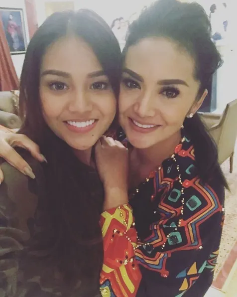 Meski jarang bertemu, Aurel dan sang ibu yakni Krisdayanti tetap terlihat dekat. /©instagram.com/krisdayantilemos