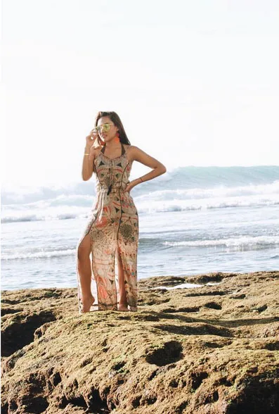 Aurel terlihat seksi saat pose di pinggir pantai © Instagram.com/aurelie.hermansyah