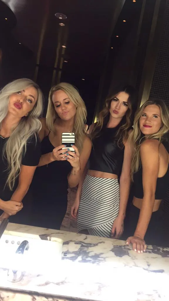 Pose Austin dan kawan-kawan sebelum ke show Zedd @twitter.com-kenzie sellers