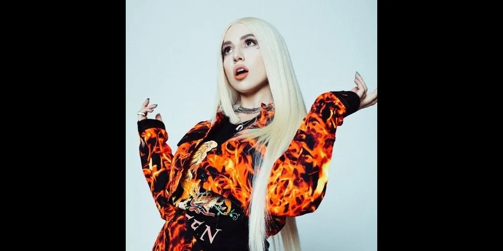 Ava Max - On Somebody (Terjemahan)