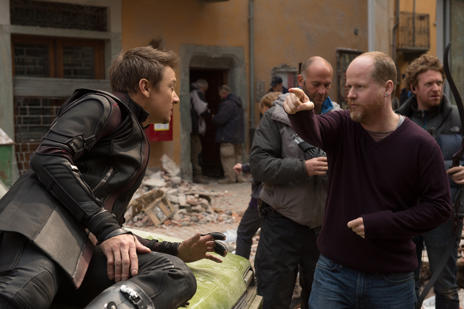 Joss Whedon saat arahkan Jeremy Renner di set film THE AVENGERS 2/©Marvel Studios