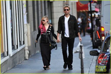 Bekerja sambil berpacaran = daur ulang lagu pacar. Pasangan Avril Lavigne - Chad Kroeger (Nickelback) tampak menikmati waktu intim berdua @justjared.com