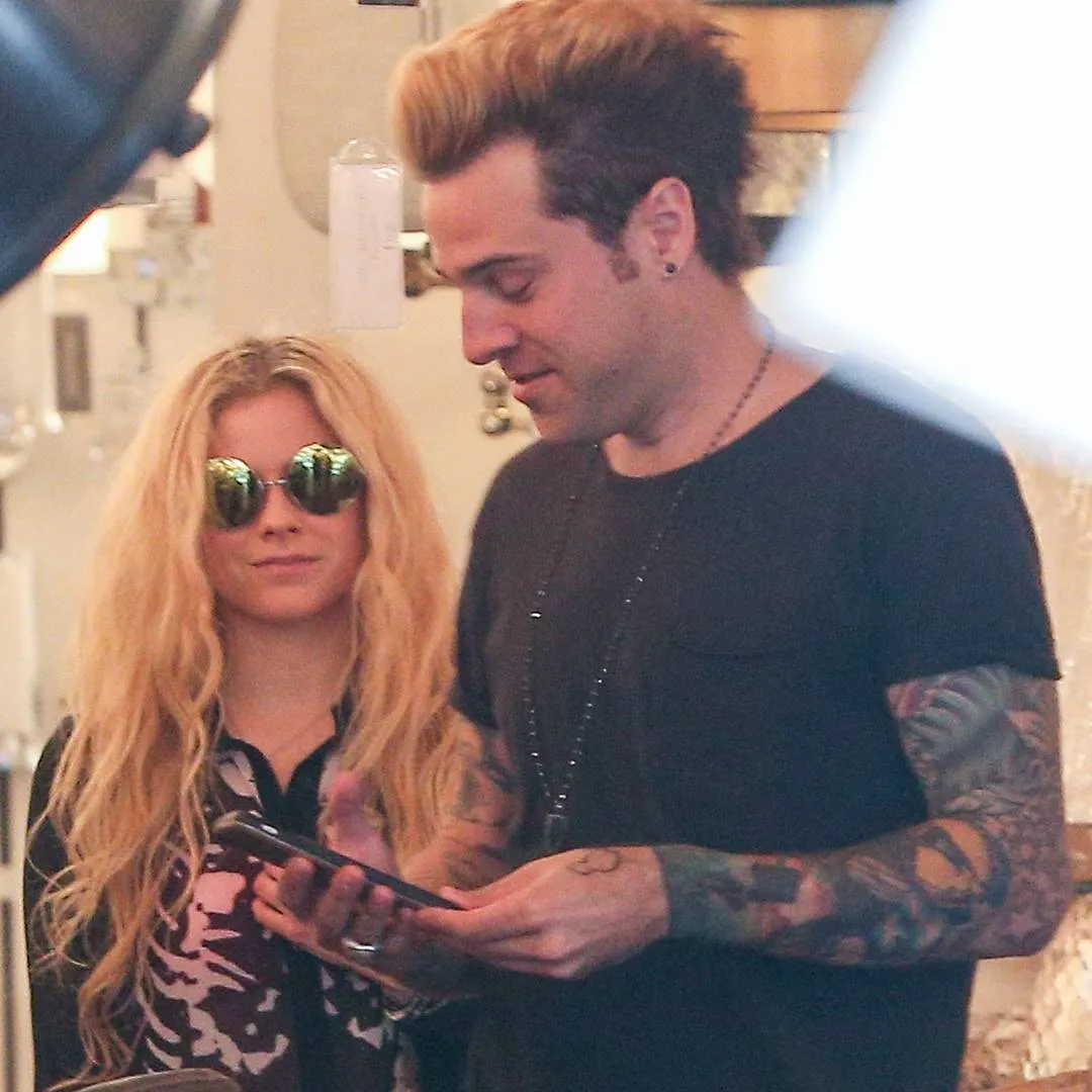 Baru-baru ini Avril Lavigne dan Ryan Cabrera terlihat menikmati makan malam di sebuah restoran di New York© instagram.com/promiflash