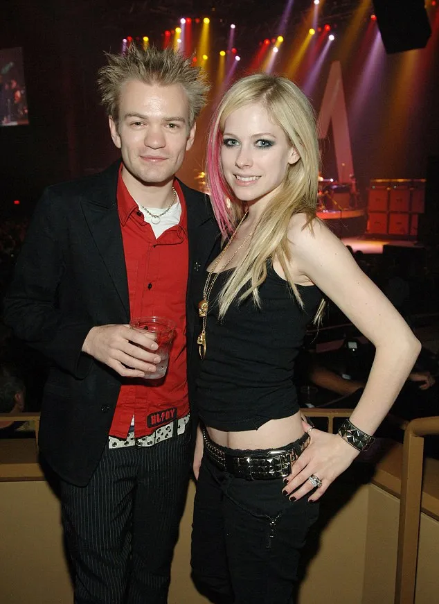 Deryck saat masih bersama Avril @ dailymail.co.uk