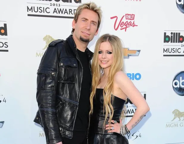 Avril Lavigne menikah dengan vokalis Nickleback, Chad Kroeger.