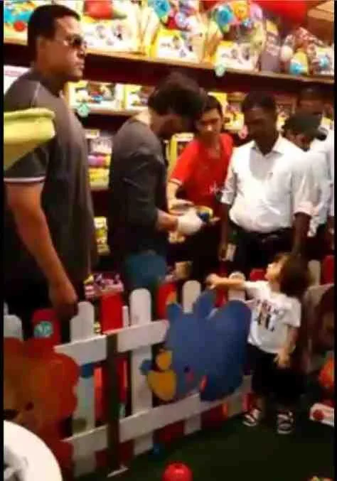 AbRam Khan lucu banget ya. @pinkvilla