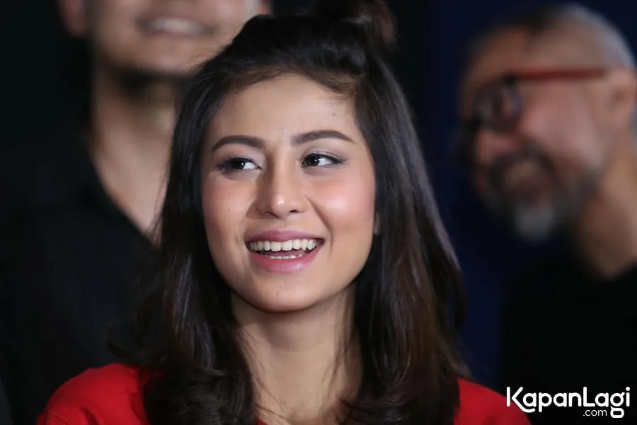 Ketenaran Awkarin berawal dari konfliknya dengan mantan kekasih, Gaga Muhammad. 