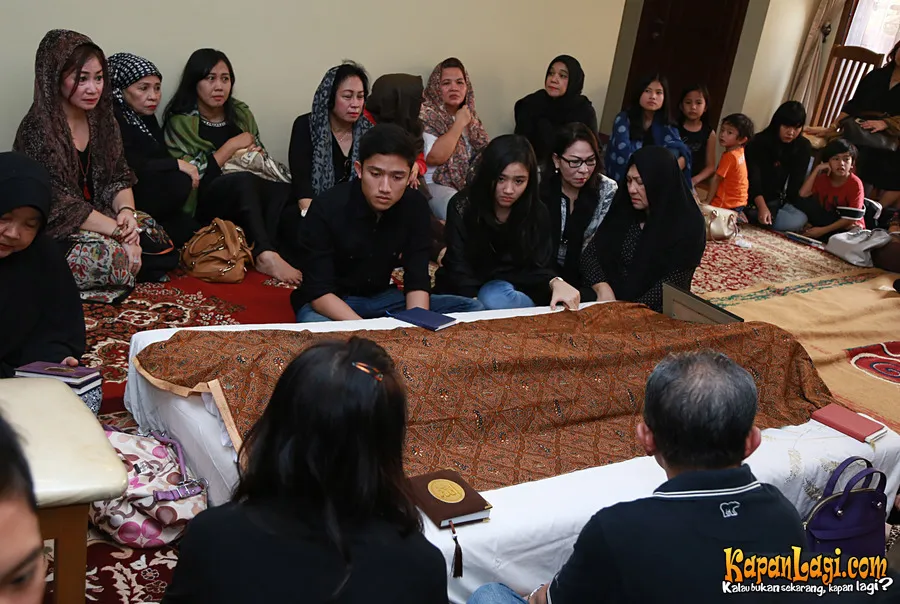 Untuk pertama kalinya keluarga Febby Blink bakal merayakan lebaran tanpa kehadiran almarhum ayah mereka. ©KapanLagi.com®/Agus Apriyanto