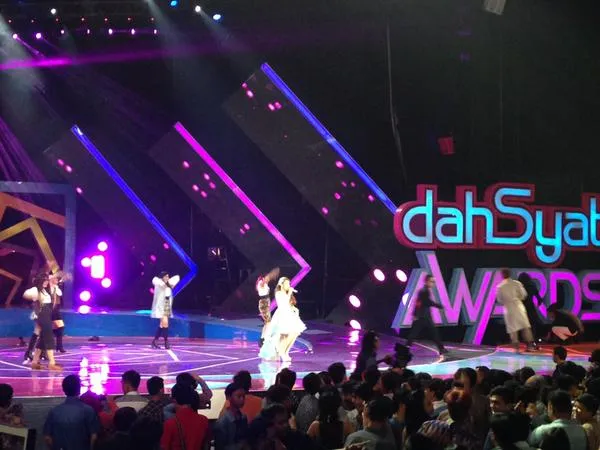 Penampilan Ayu Ting Ting di DahSyatnya Awards © twitter.com/officialRCTI