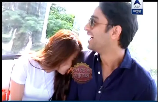 Ini dia momen mesra Ayu Ting Ting dan Shaheer di kereta gantung © Youtube.com/sbsabpnews