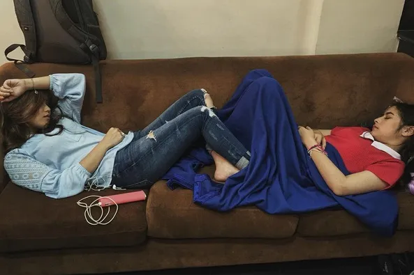 Gaya tidur Ayu dan Prilly ©instagram/ayutingting92
