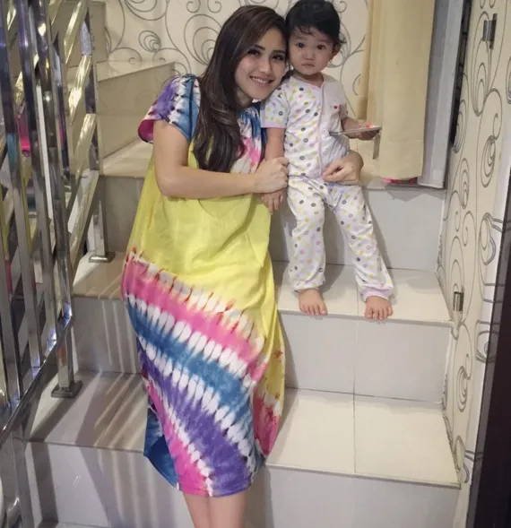 Ayu pakai daster, cantik kan? ©instagram/ayutingting92