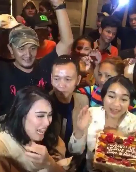Ayu dapat kejutan di hari ulang tahunnya ©instagram/syifaasyifa