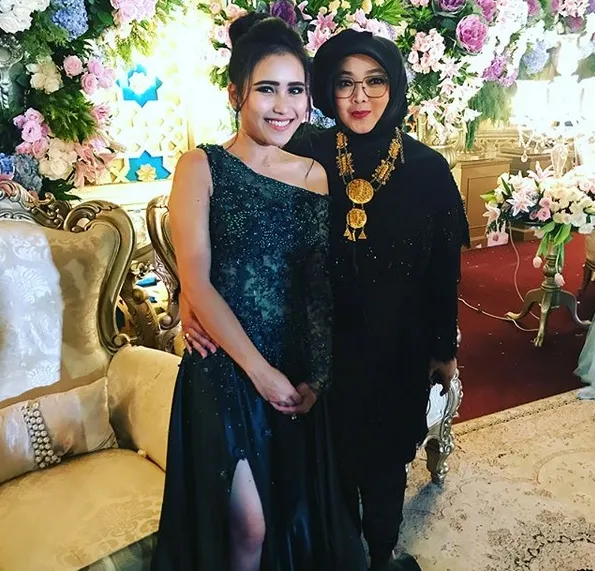 Ayu dan Rina di Binuang. Kabarnya, untuk acara ini Ayu dibayar Rp 500 juta ©instagram/rinagunawan28