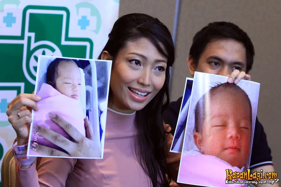 Ayu Dewi memilih mengurus sendiri bayinya ketimbang menggunakan jasa baby sitter