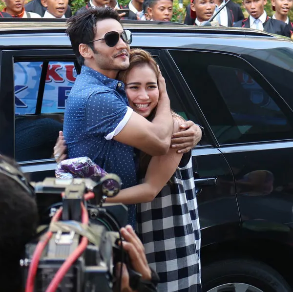 Ravi dekap Ayu Ting Ting dengat erat © Instagram.com/ravi.bhatia