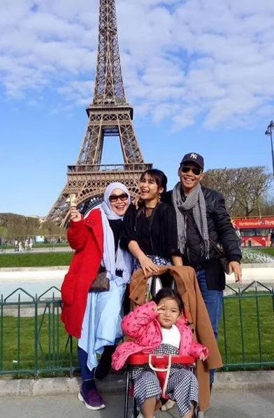 Tanpa Ayu, Bilqis bersama dengan kakek dan neneknya liburan ke Paris. /©instagram.com/ayutingting92