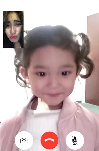 Ungkapkan rasa rindu, Ayu melakukan komunikasi via video call selama Bilqis liburan di Paris. /©instagram.com/ayutingting92