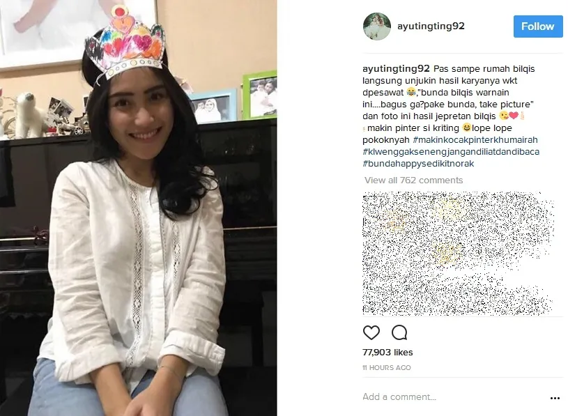 Pulang dari Paris, Bilqis berikan sebuah oleh-oleh manis untuk sang bunda. /©instagram.com/ayutingting92