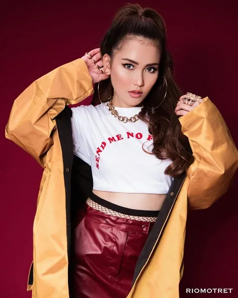 Di beberapa pemotretan, Ayu tunjukkan sisi yang lebih fresh dan playful. /©instagram.com/ayutingting92