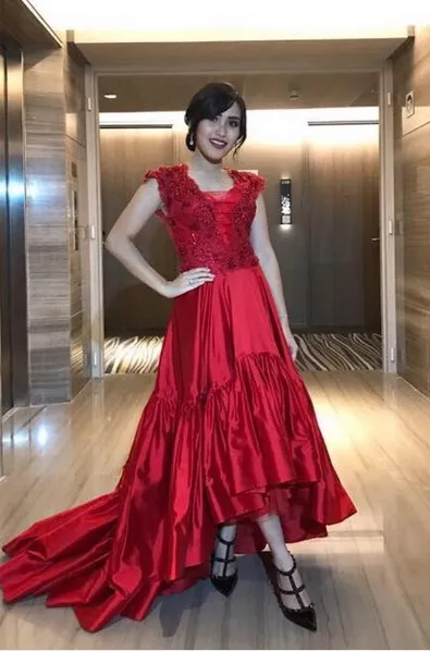 Ayu Ting Ting pamerkan sisi elegan-nya dalam balutan sebuah gaun warna merah. /©instagram.com/ayutingting92