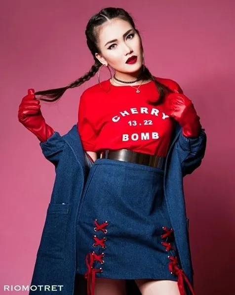Dengan gaya yang kekinian, Ayu Ting Ting nampak lebih kece! /©instagram.com/ayutingting92