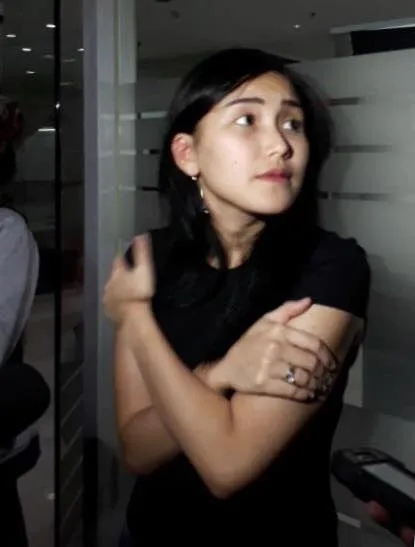 Ayu Ting Ting hadir menjenguk Julia Perez tanpa polesan make-up. © KapanLagi.com/Adi Abbas Nugroho