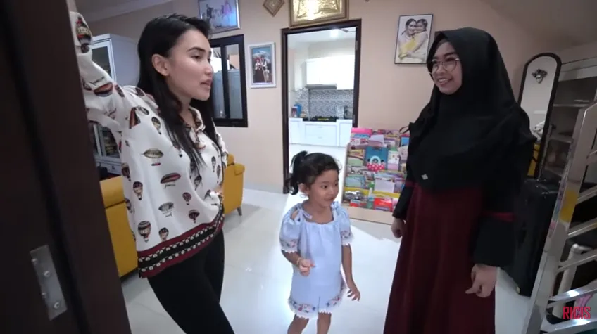 Ayu ungkap rumahnya itu ibarat kandang burung © YouTube.com/Ricis Official