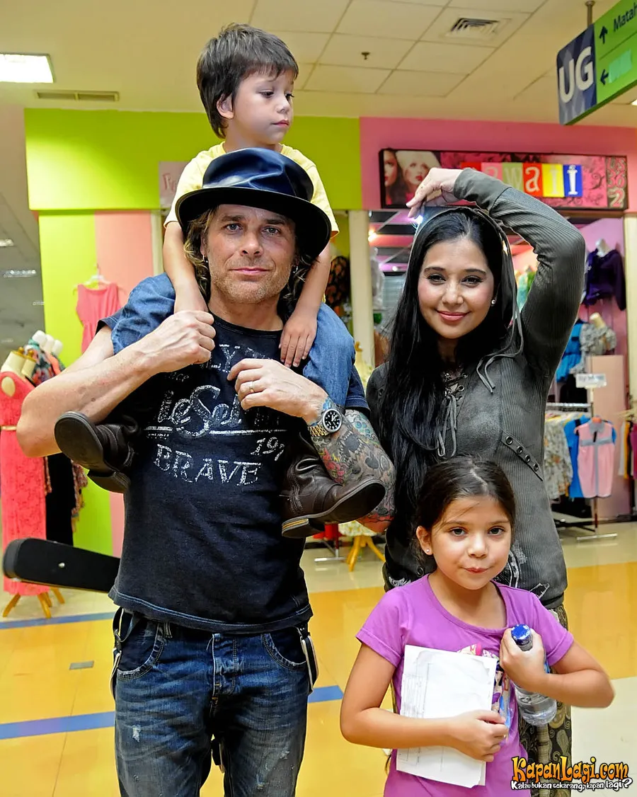 Ayu Azhari Bersama Suami dan Anak-Anak