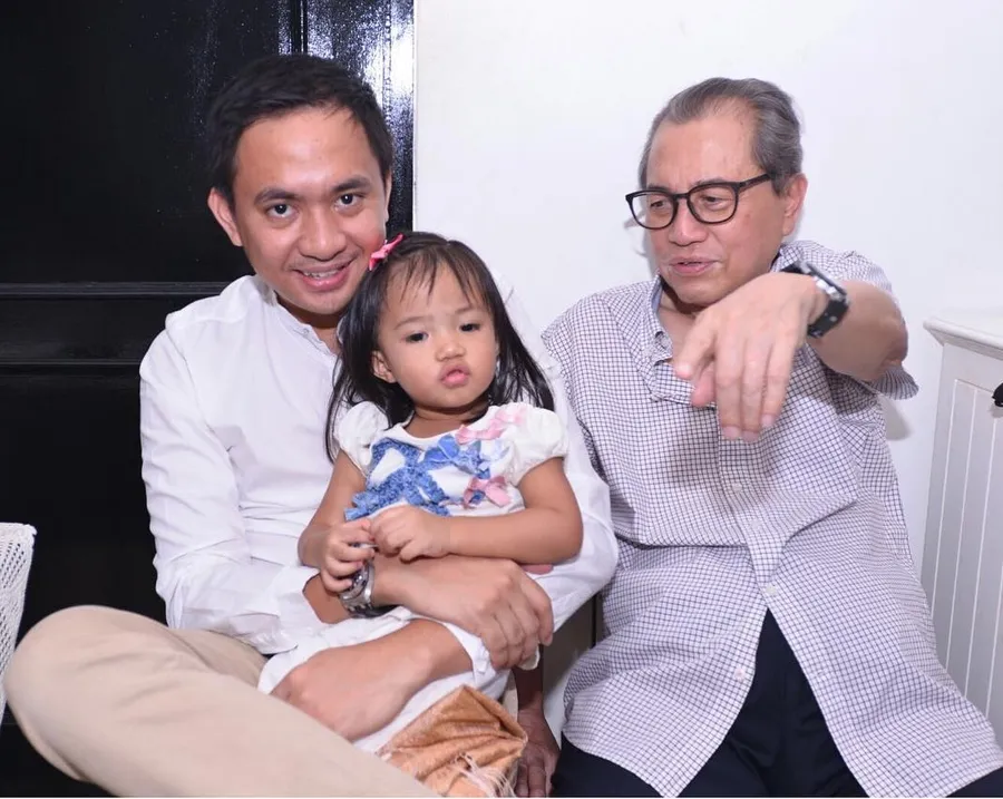 Suami Ayu kasih kado spesial untuk istrinya © instagram.com/mrsayudewi