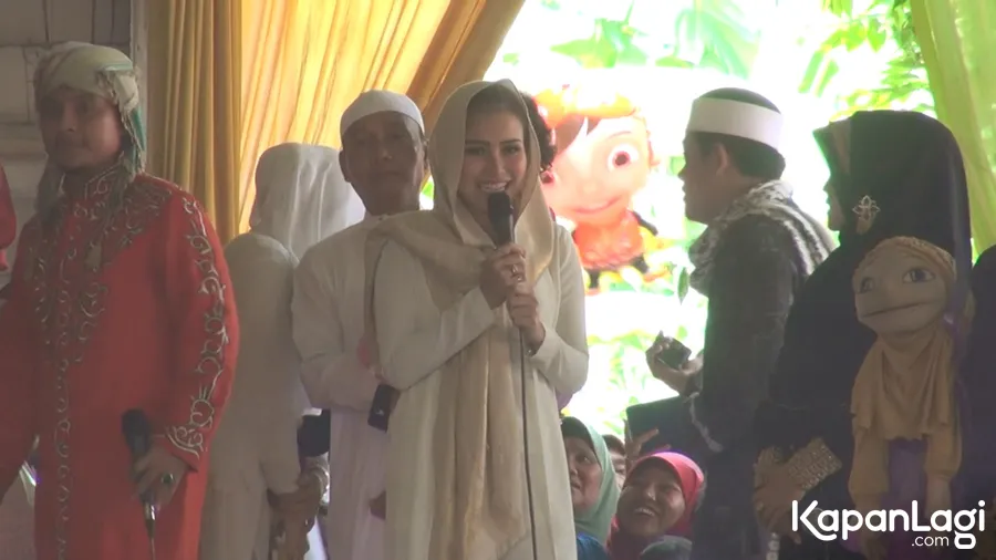 Ayu di acara peringatan Maulid Nabi © KapanLagi.com®/VJ James