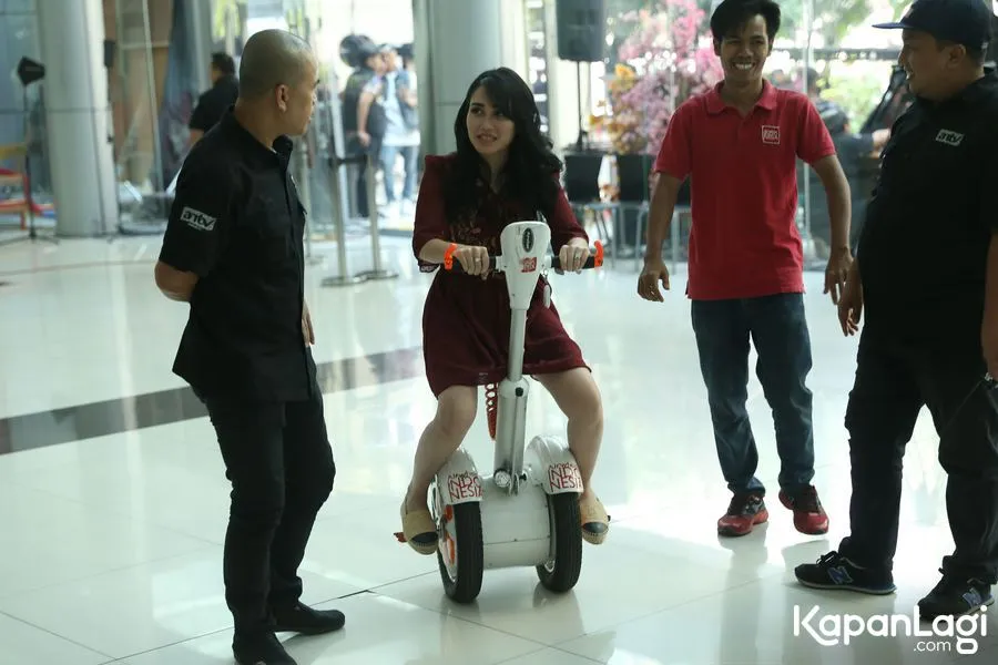 Ayu Ting Ting kerap digosipkan dekat dengan sejumlah pria. ŠKapanLagi.com/Agus Apriyanto
