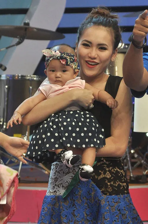 Ayu Ting Ting bahagia menggendong Bilqis ©Agus Apriyanto/KapanLagi.com®