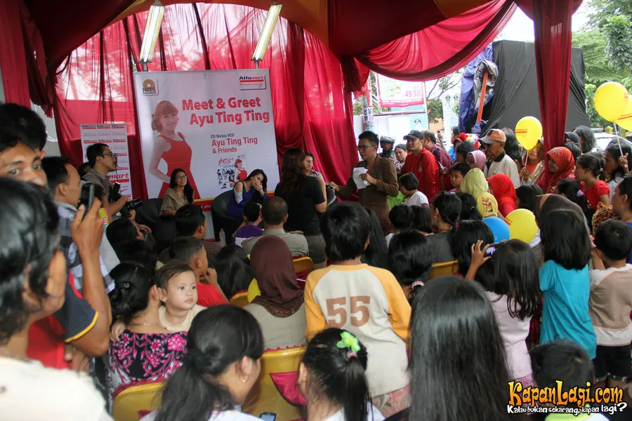 Ayu Ting Ting Saat Bertemu Fans/@Foto: KapanLagi.com/Busan